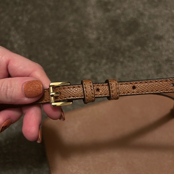 Jet Set Large Saffiano Leather Crossbody Bag - Picture 7 of 11